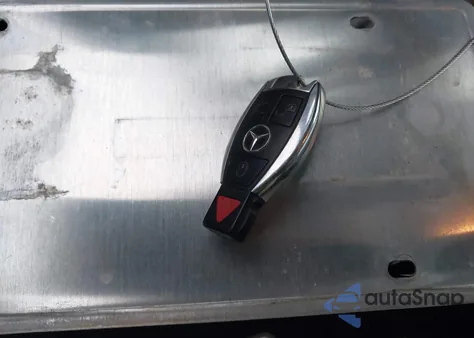 2013 Mercedes-Benz C 250 z USA, uszkodzony, nr VIN WDDGJ4HB8DF976187